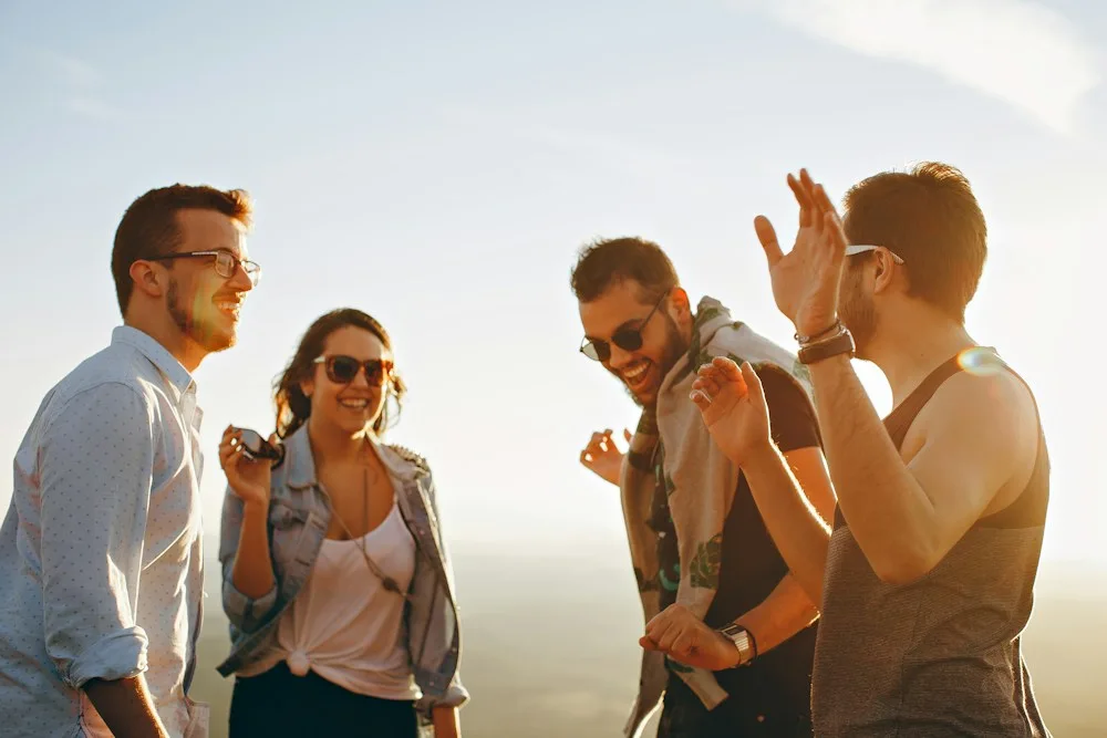 Amigos compartiendo un momento al aire libre